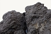 20 In alto la croce, sotto, nell'anfratto, la Madonnina